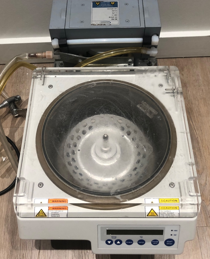 Eppendorf Vacufuge Plus Concentrator; SN:5305ZH709651, photo 2 of 9