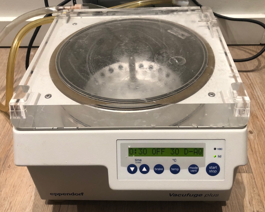 Eppendorf Vacufuge Plus Concentrator; SN:5305ZH709651, photo 1 of 9