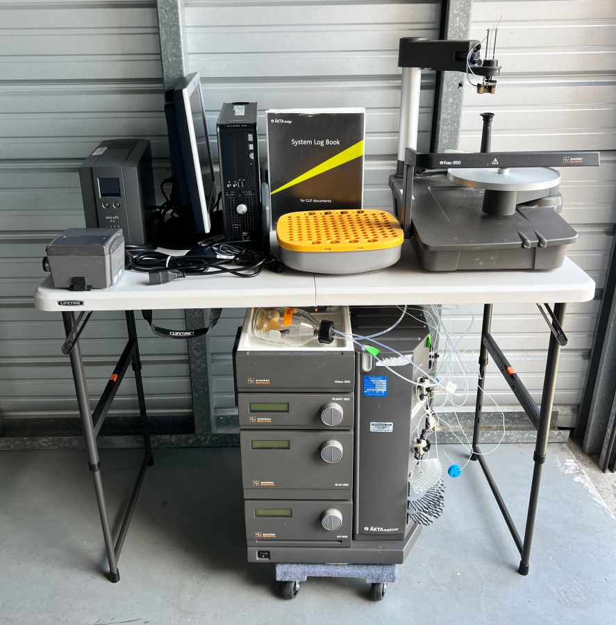 GE AktaExplorer 100 FPLC System includes: Tray, ph/C-900, UV-900, P-900, Air-900, PV-908, P-960, M-925, Frac-950, Computer and UPS, photo 1 of 20