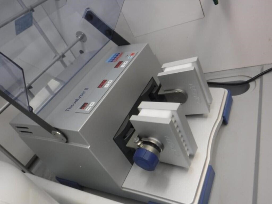 QIAGEN TissueLyser II; SN:1220141119E, photo 1 of 6