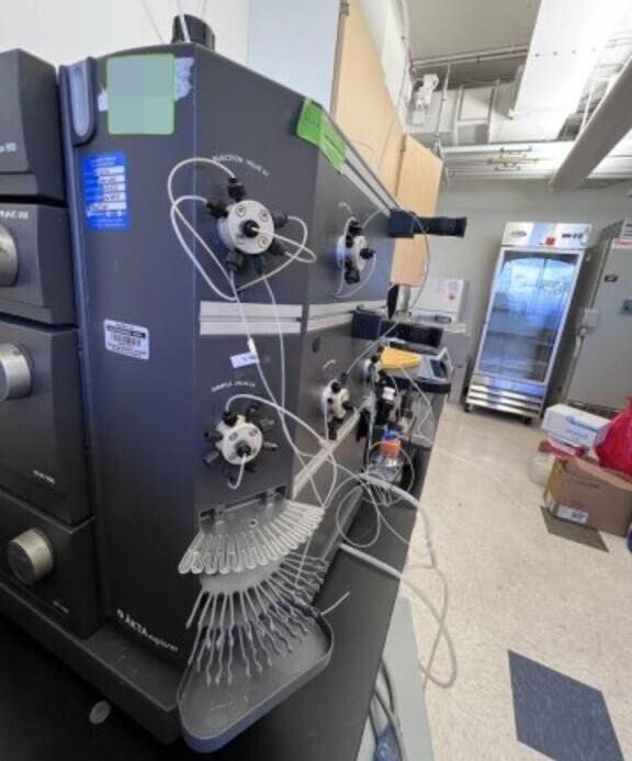 GE AktaExplorer 100 FPLC System includes: Tray, ph/C-900, UV-900, P-900, Air-900, PV-908, P-960, M-925, Frac-950, Computer and UPS, photo 8 of 20