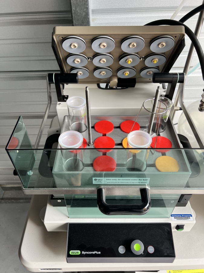 BUCHI SyncorePlus Polyvap Parallel Evaporator System, Glassware, V-300 Vacuum Pump, F-308 Recirculating Chiller, Accessories; SN:1100060089/85/90, photo 5 of 24