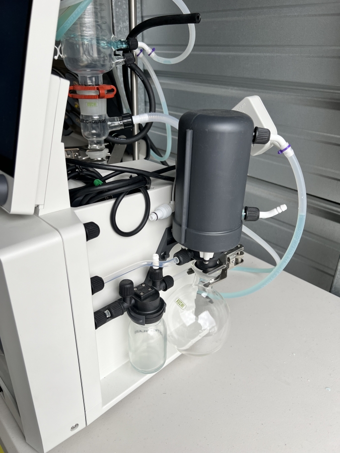 BUCHI SyncorePlus Polyvap Parallel Evaporator System, Glassware, V-300 Vacuum Pump, F-308 Recirculating Chiller, Accessories; SN:1100060089/85/90, photo 8 of 24