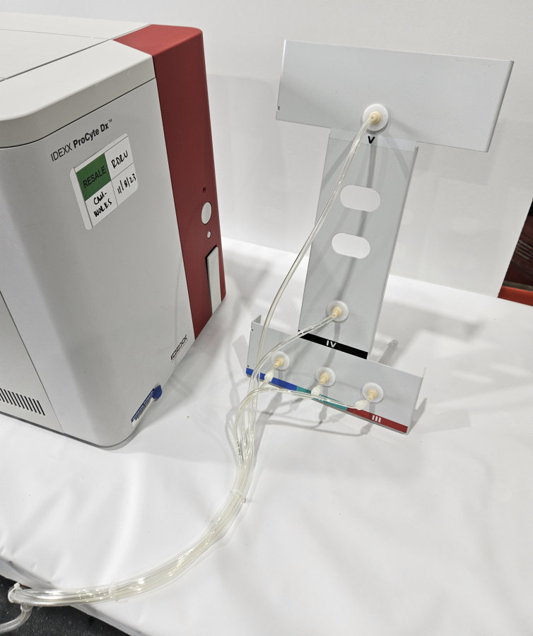 IDEXX ProCyte Dx Hematology Analyzer. 2016; SN:B2060, photo 2 of 17