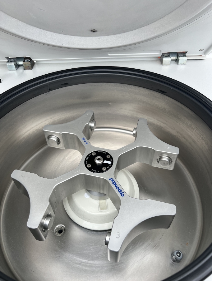 Eppendorf 5810 R 5811 Benchtop Refrigerated Centrifuge + A-4-62 Rotor; SN:06230, photo 1 of 9