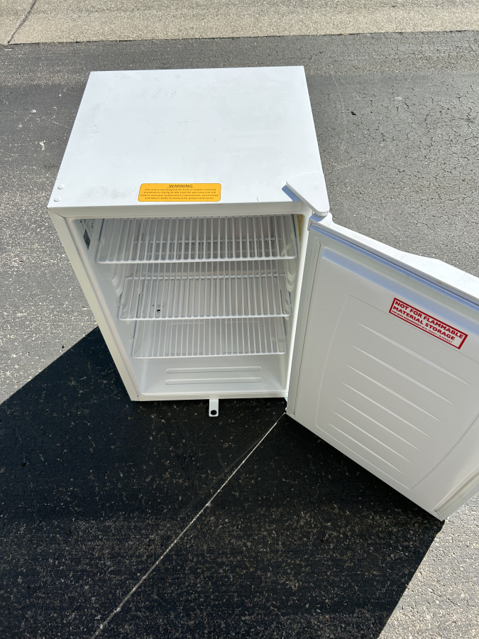 VWR HCUCFS-0404 0.74 oz R600a Undercounter Lab Refrigerator , photo 7 of 10