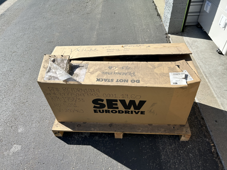 SEW Eurodrive R87 Gear Motor, 1754 RPM, 5HP, 230/460v; Appears New, photo 1 of 9