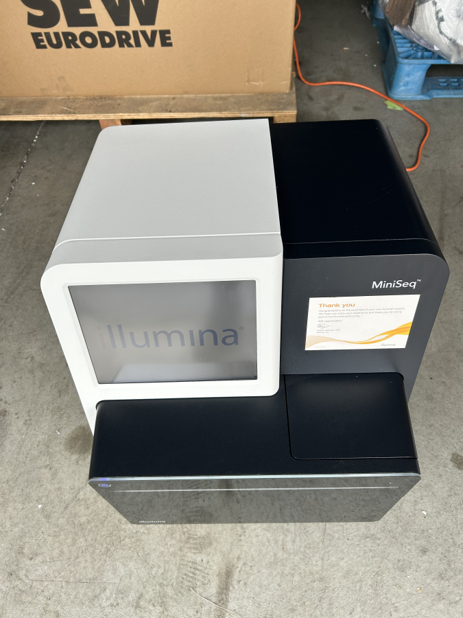 Illumina SY-420-1001 MiniSeq Sequencing System 20000444 Ver 01 2022; SN:MN01891, photo 8 of 14