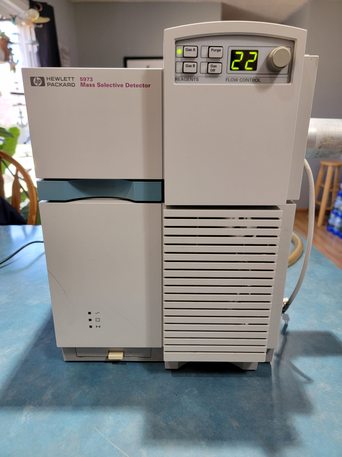 Hewlett Packard 5973 Mass Selective Detector G1099A w/ G1946-80001 Pump ; SN:US82321849, photo 7 of 11
