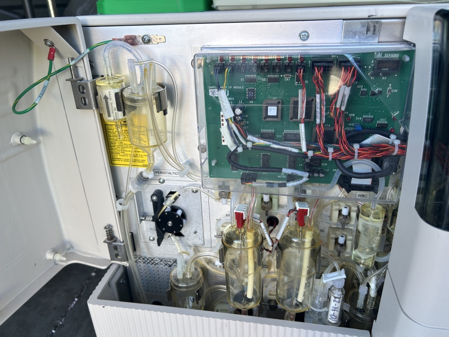 Abbott Laboratories 2005 Cell-Dyn 3200 Analyzer + Monitor + More; SN:30431AH, photo 11 of 13