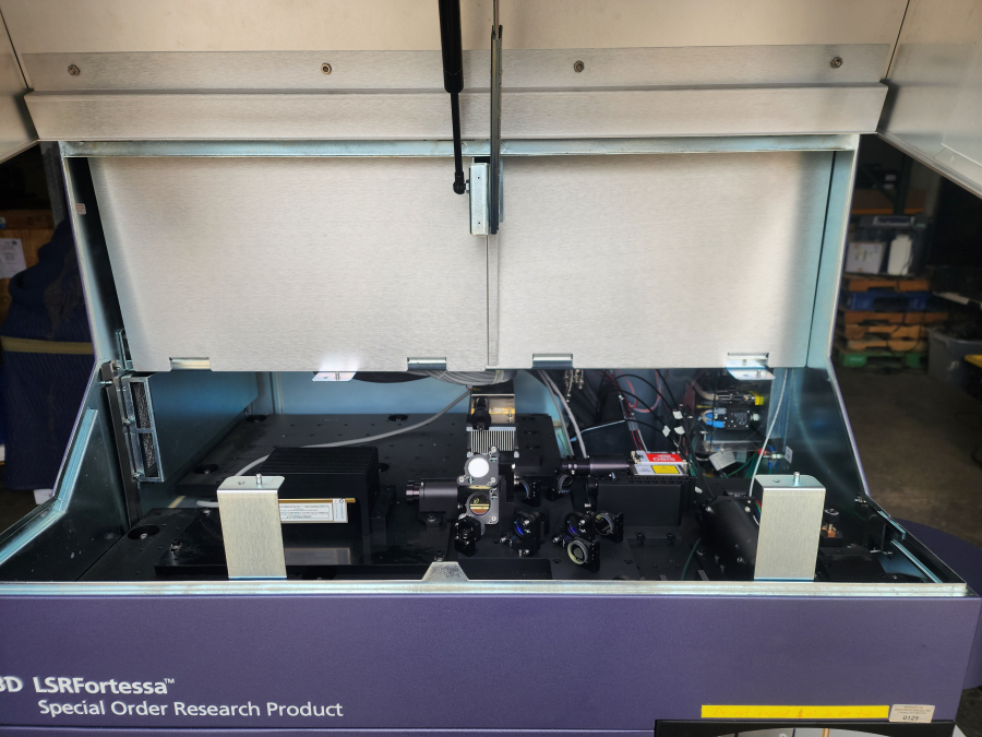 BD Biosciences LSRFortessa 647794L6 Cell Analyzer-Flow Cytometer System, 647701 HTS, HP Z230 Workstation, Fluidics Cart, ONEAC Conditioned PS; Rolling Table, photo 35 of 105