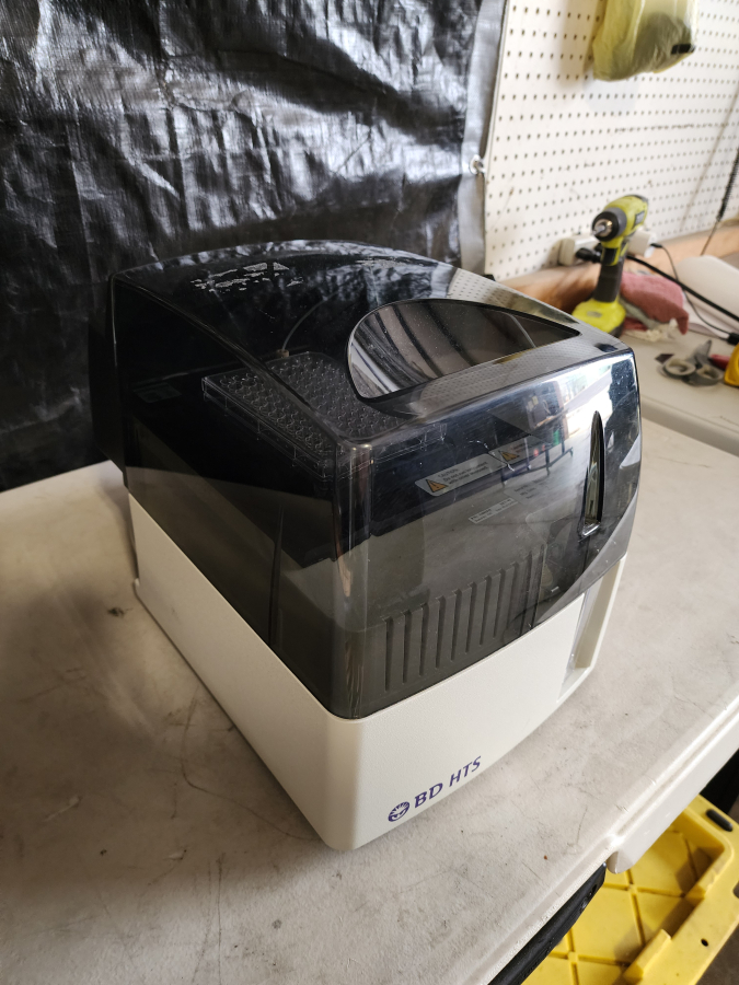 BD Biosciences LSRFortessa 647794L6 Cell Analyzer-Flow Cytometer System, 647701 HTS, HP Z230 Workstation, Fluidics Cart, ONEAC Conditioned PS; Rolling Table, photo 52 of 105